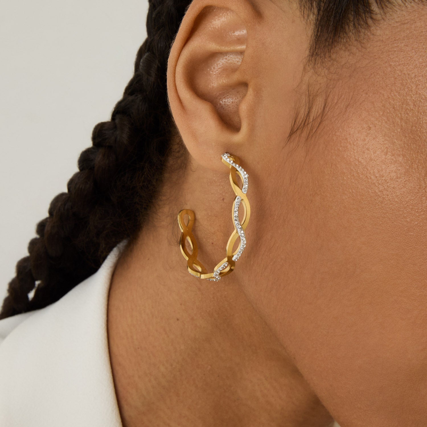 Brincos Elos com Pedras Brilhantes Banhado em Ouro 18k