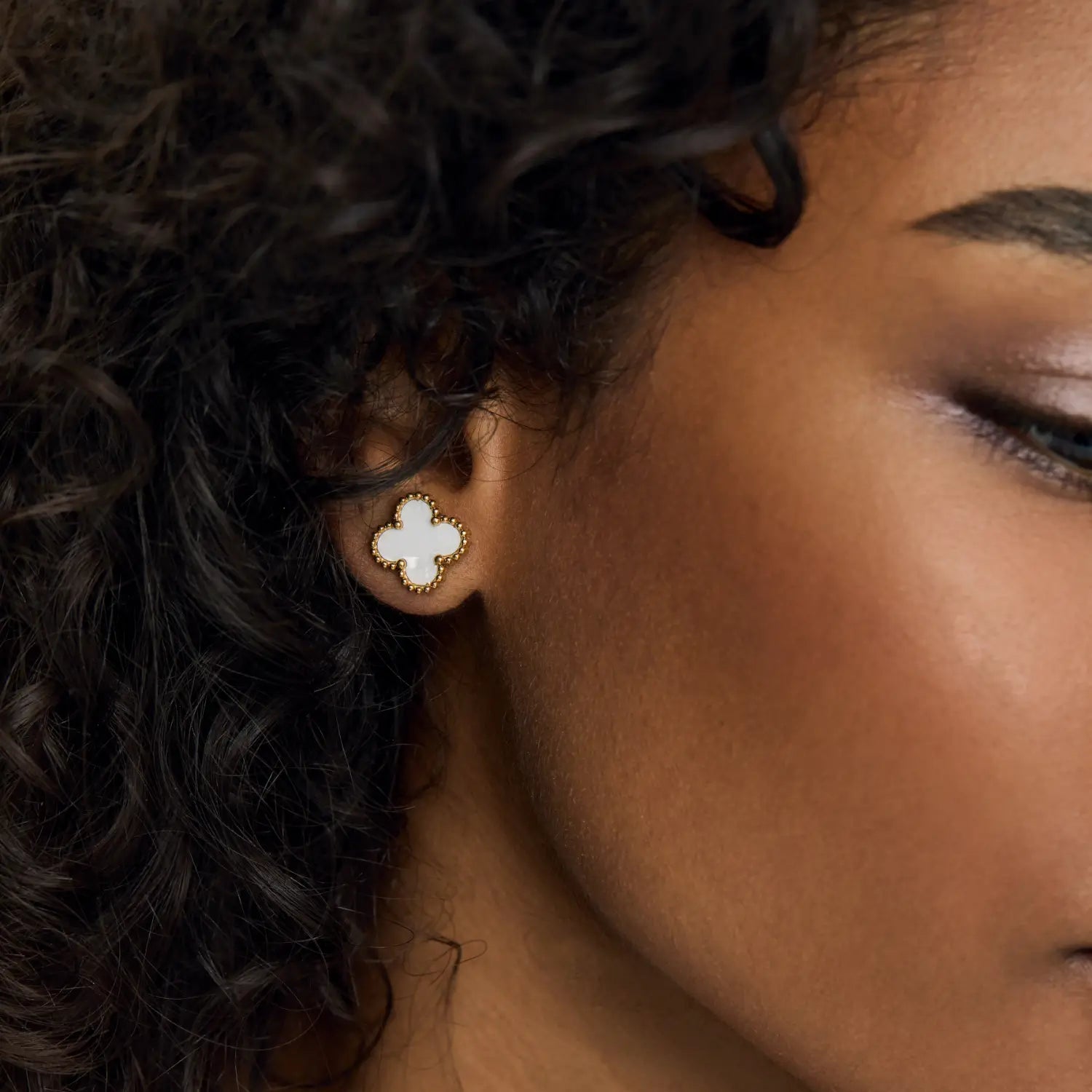 Brincos de Trevo Branco Banhados em Ouro 18k