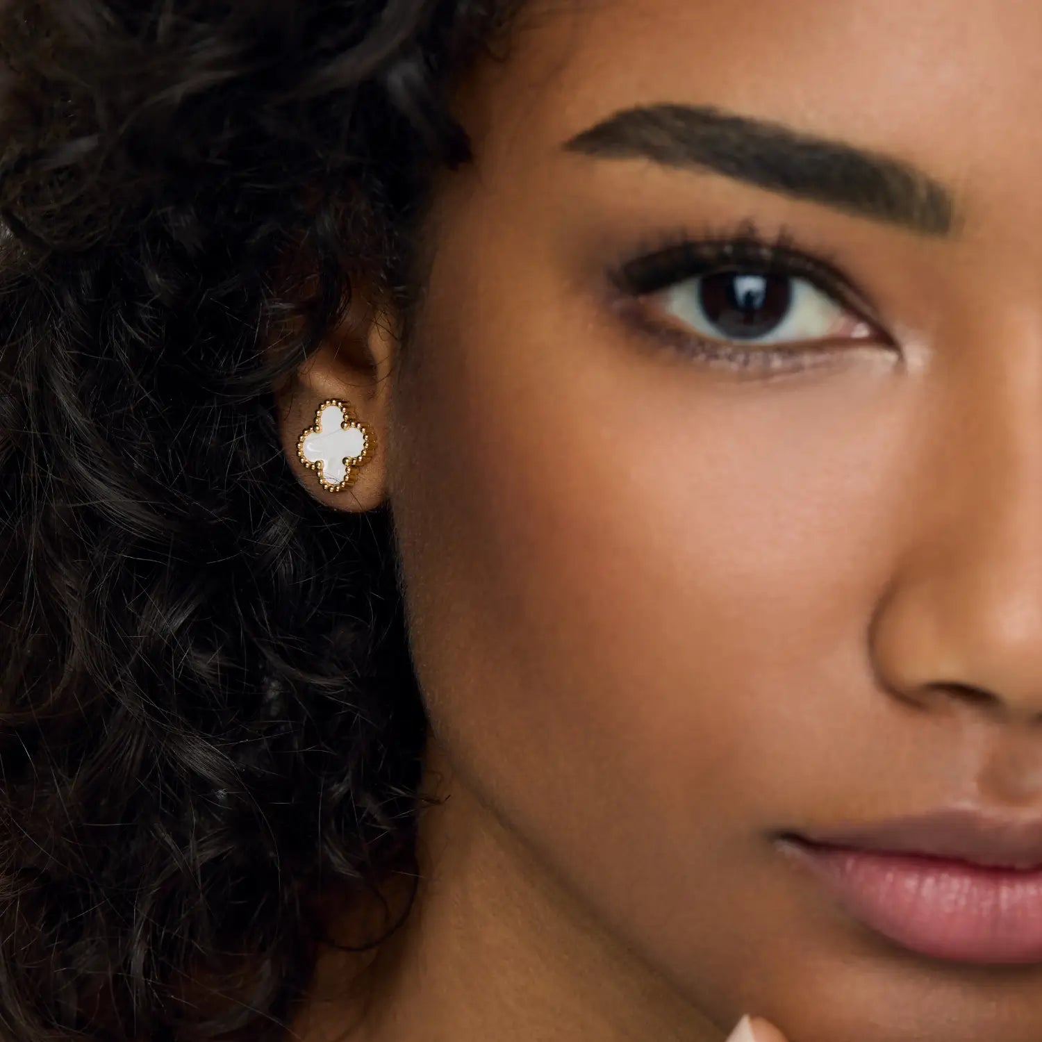 Brincos de Trevo Branco Banhados em Ouro 18k