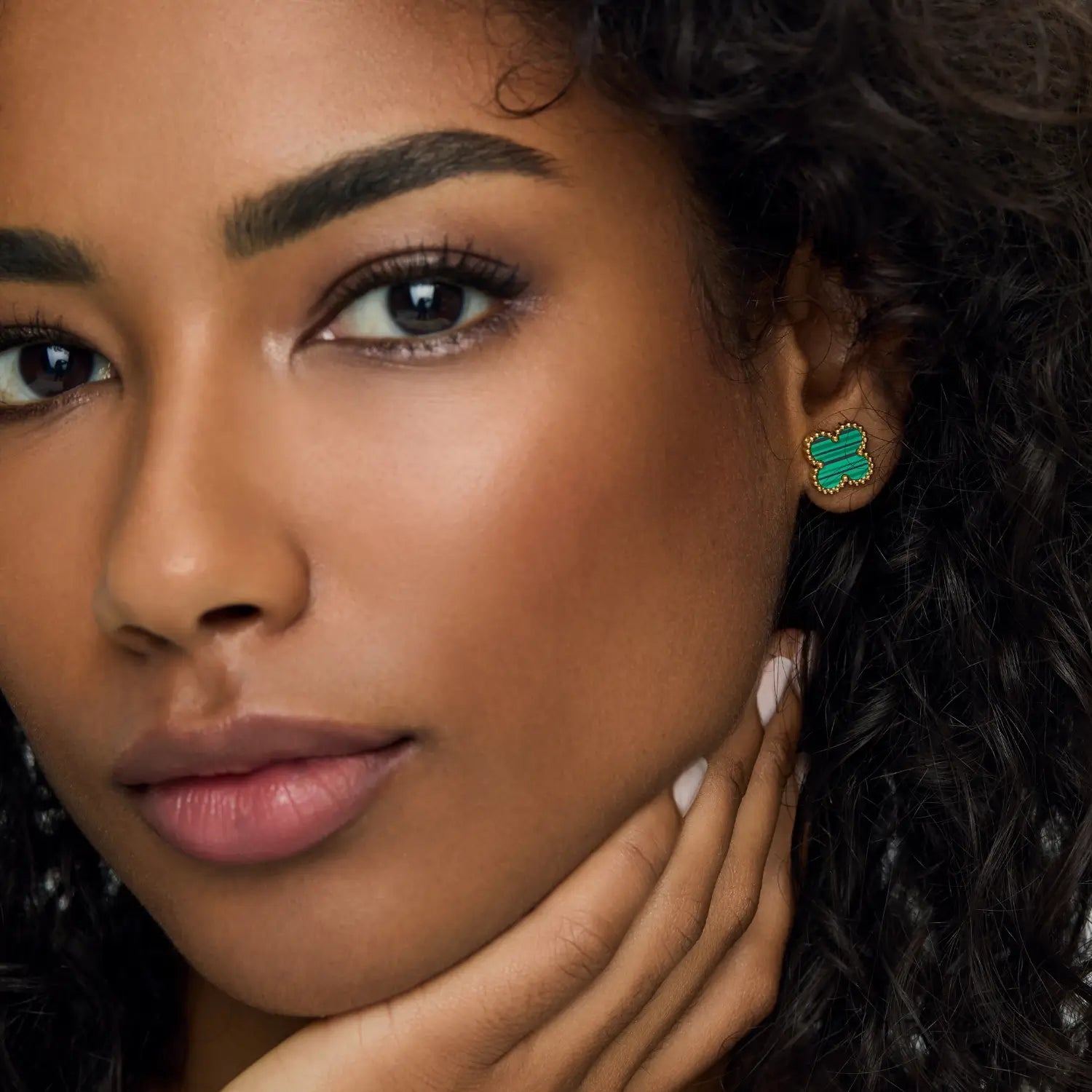 Brincos de Trevo Verde Banhados em Ouro 18k