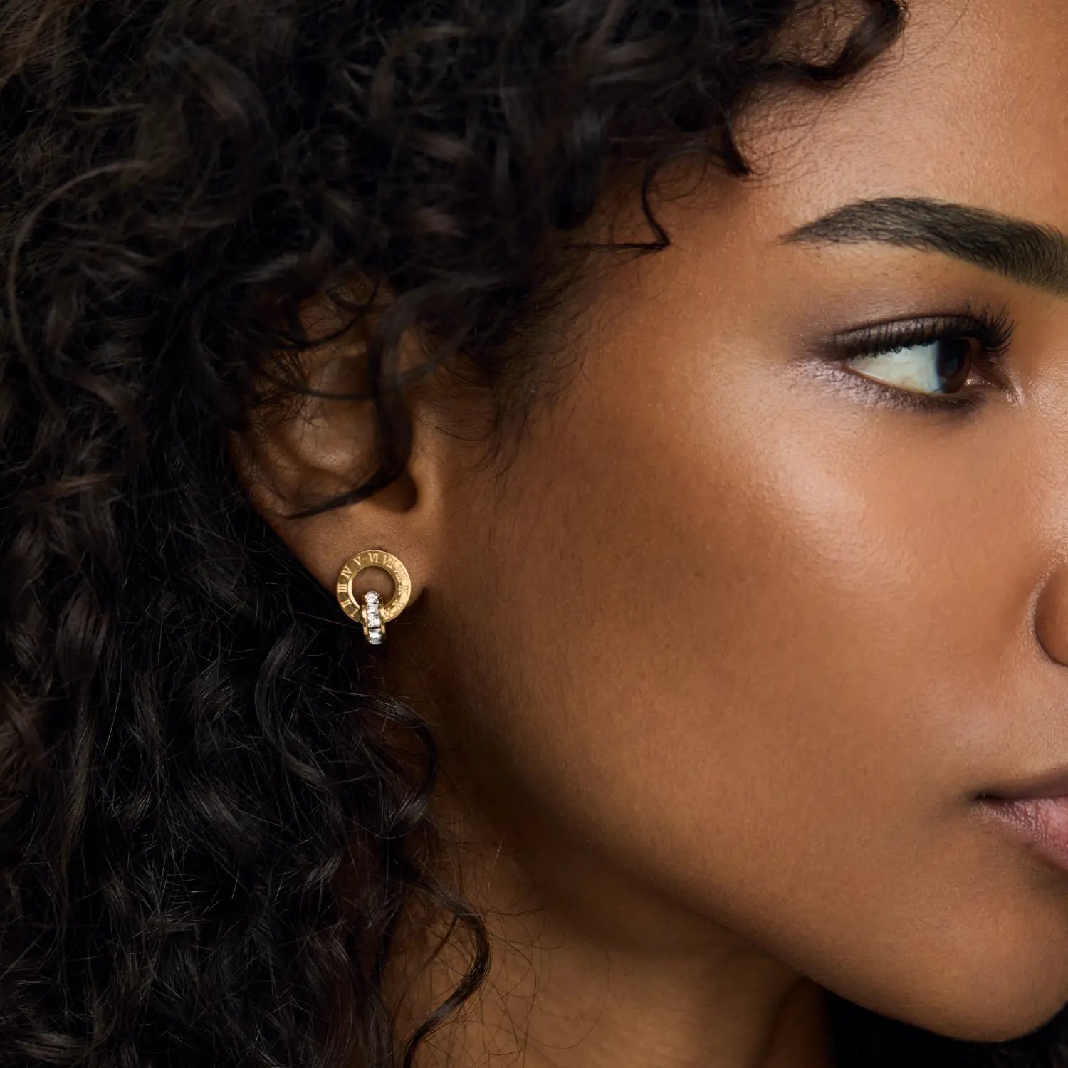 Brincos de Argola Romano com Anéis Cruzados Banhado em Ouro 18k