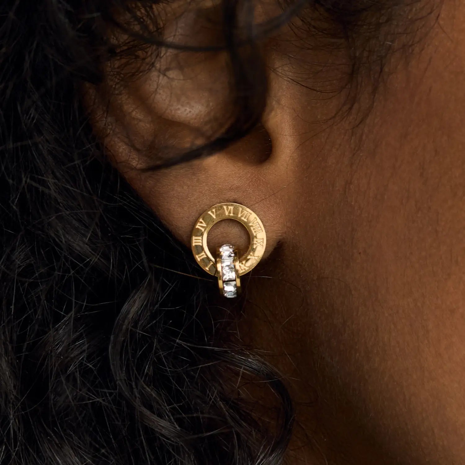 Brincos de Argola Romano com Anéis Cruzados Banhado em Ouro 18k