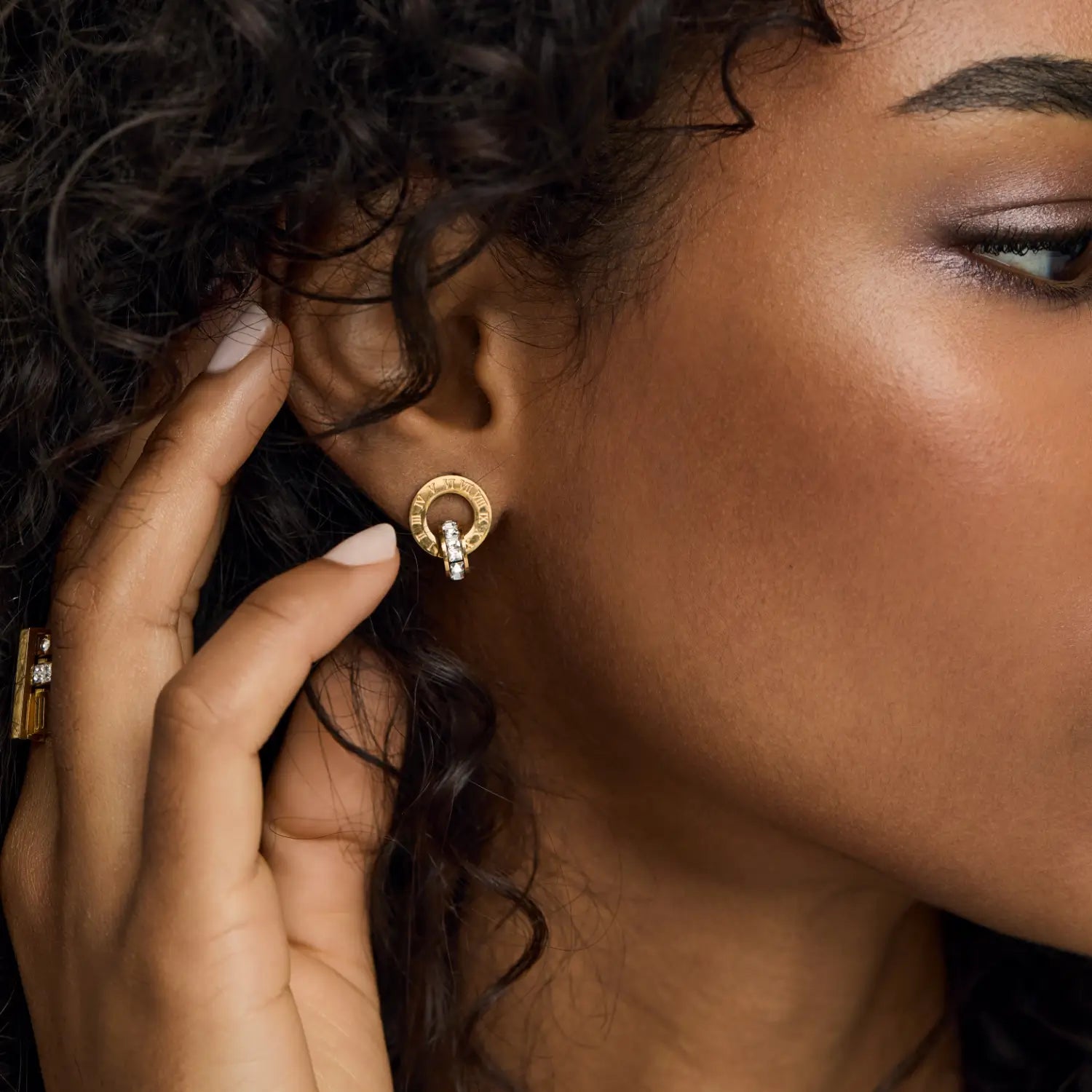 Brincos de Argola Romano com Anéis Cruzados Banhado em Ouro 18k