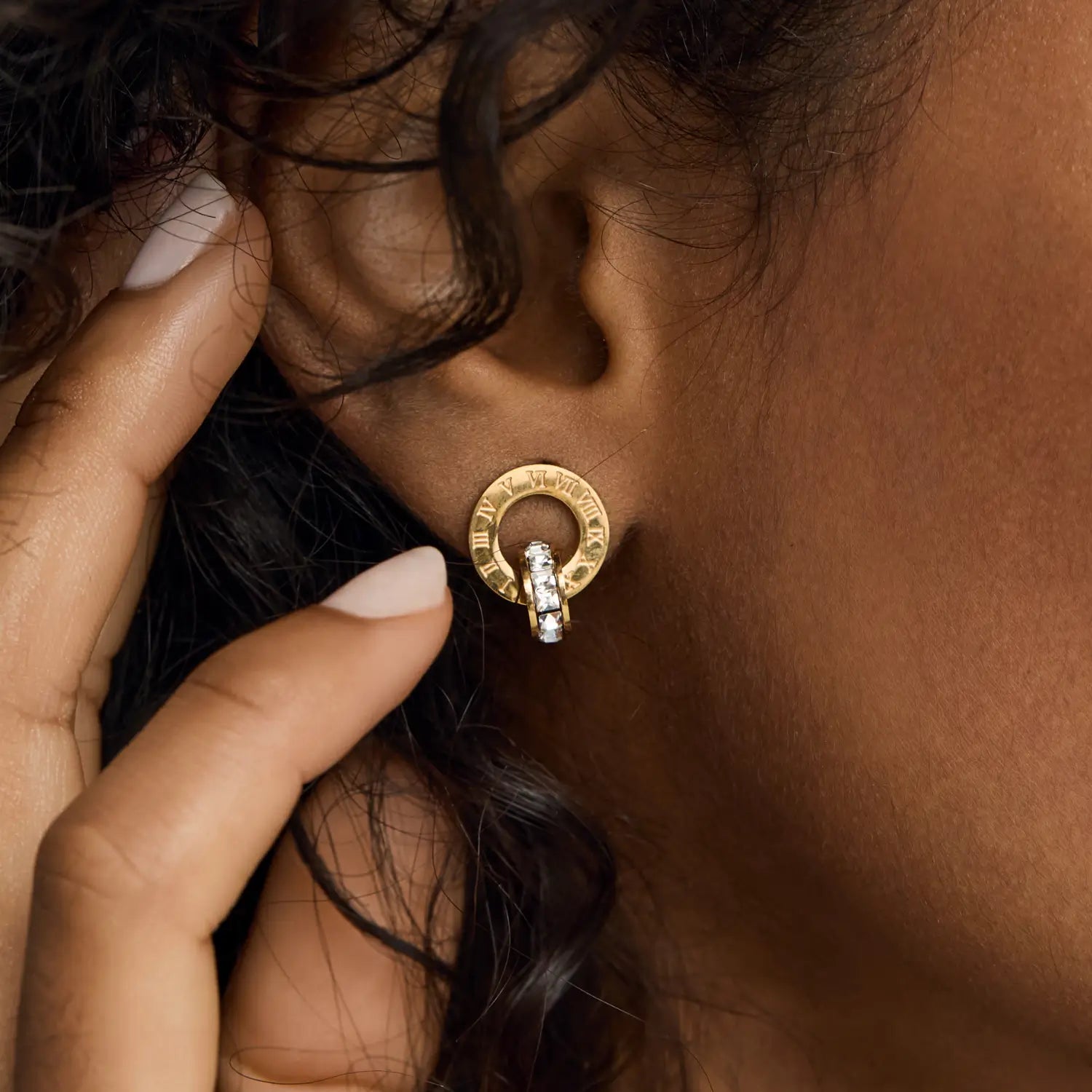 Brincos de Argola Romano com Anéis Cruzados Banhado em Ouro 18k