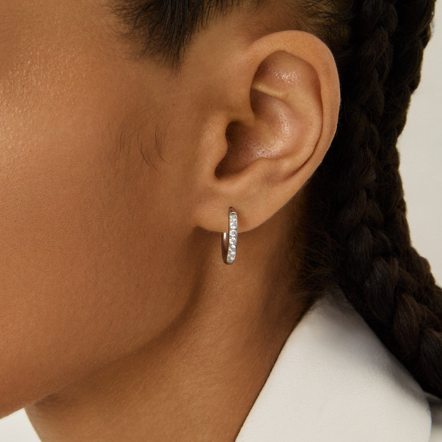 Brincos de Argola com Pedras Brilhantes Banhado em Prata