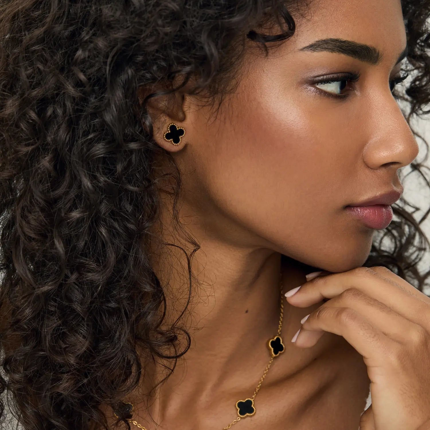 Brincos de Trevo Preto Banhado em Ouro 18k