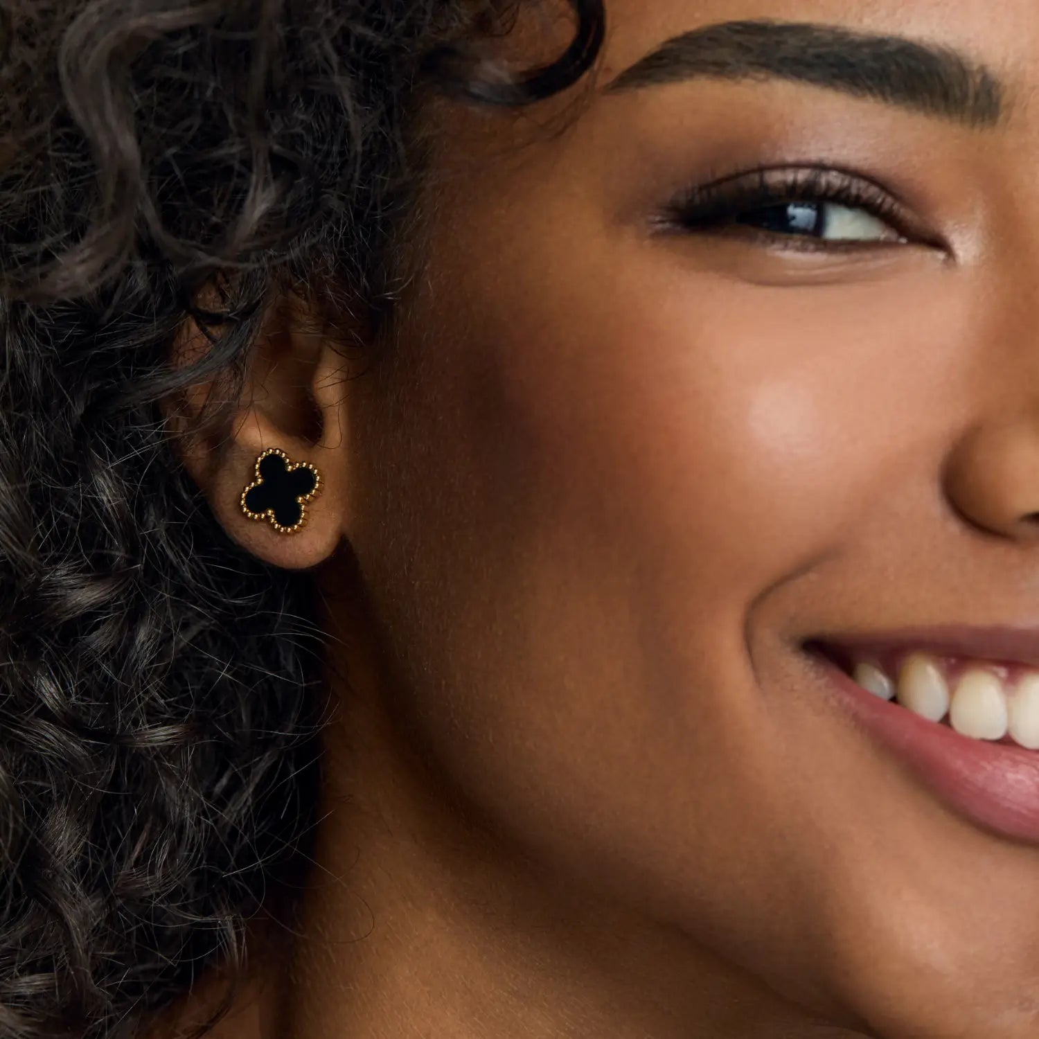 Brincos de Trevo Preto Banhado em Ouro 18k