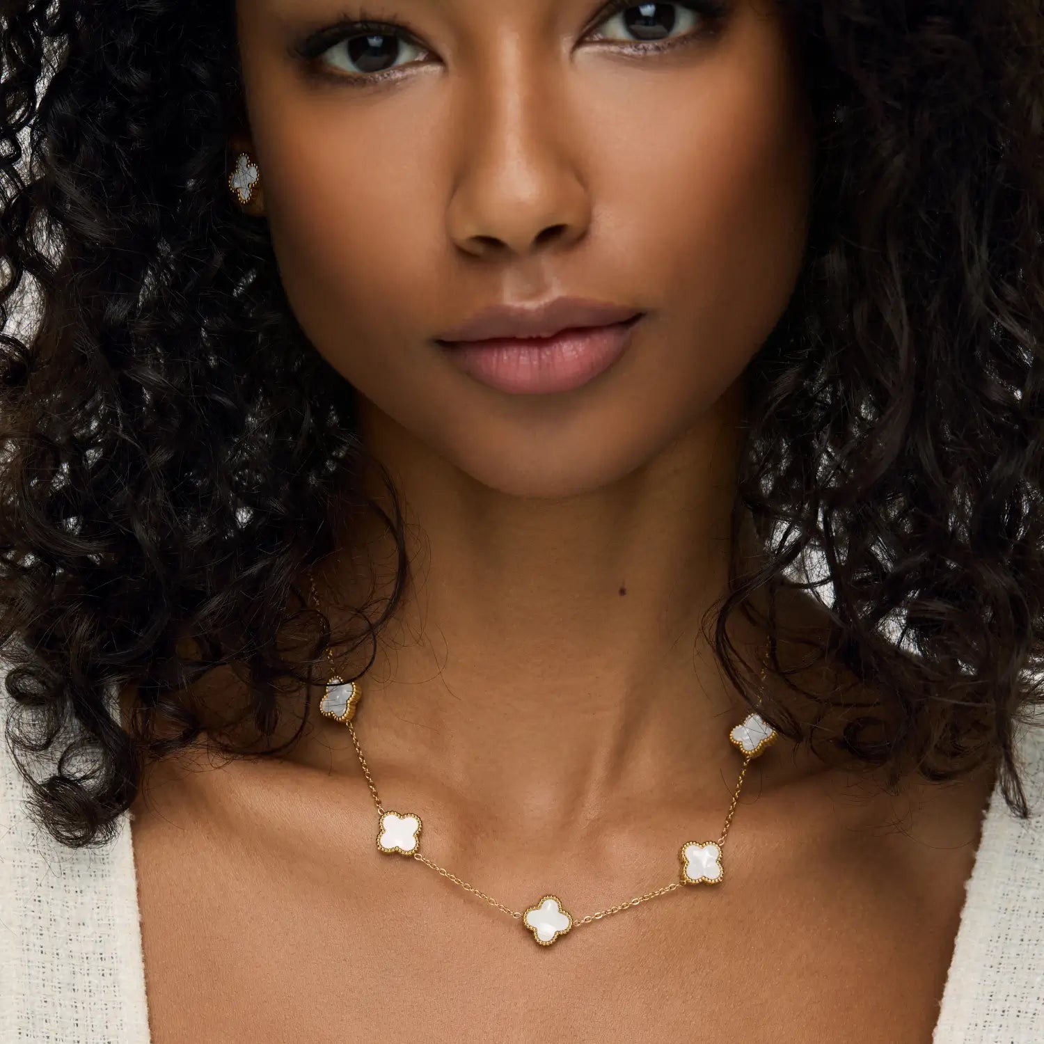 Colar de Trevo Branco Banhado em Ouro 18k