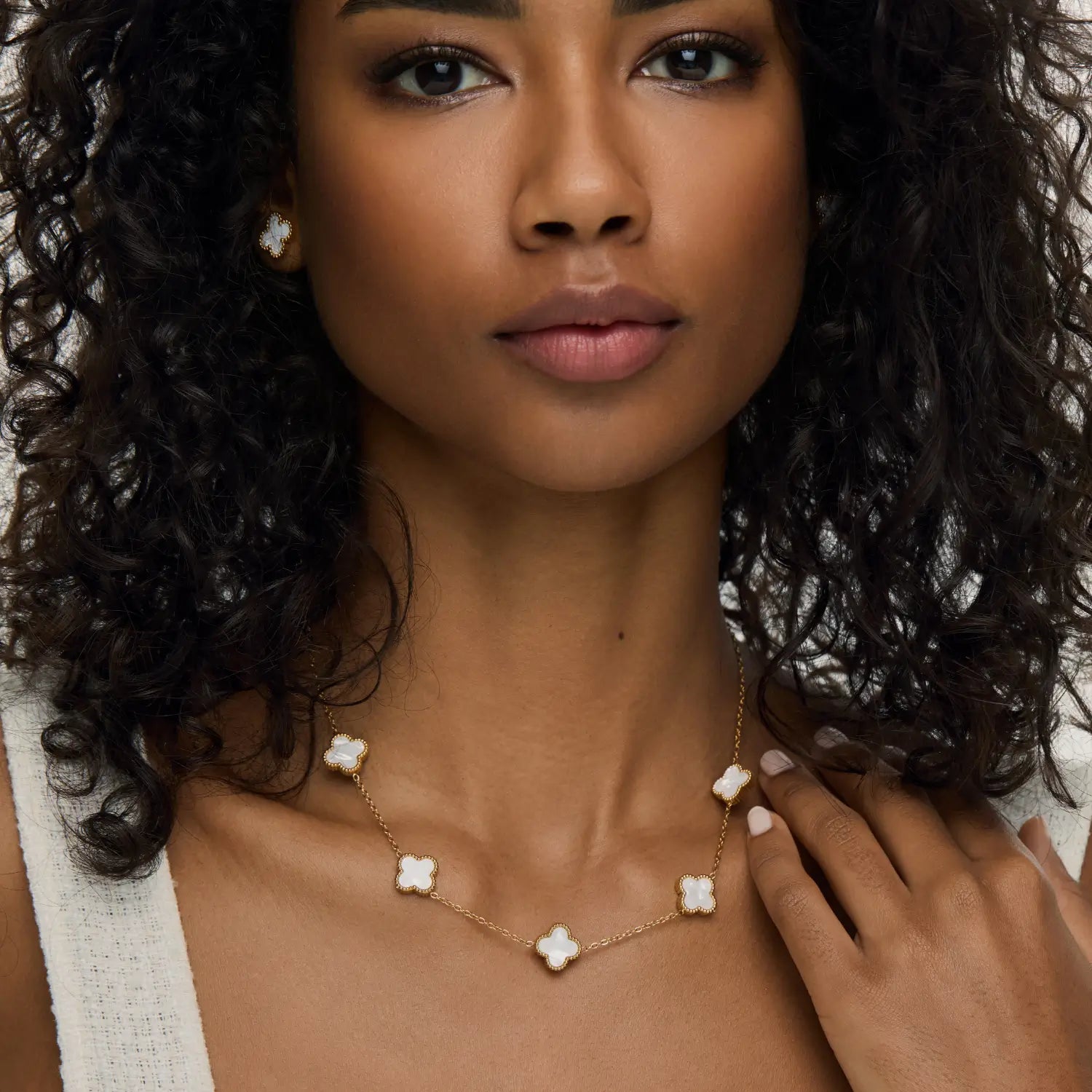 Colar de Trevo Branco Banhado em Ouro 18k