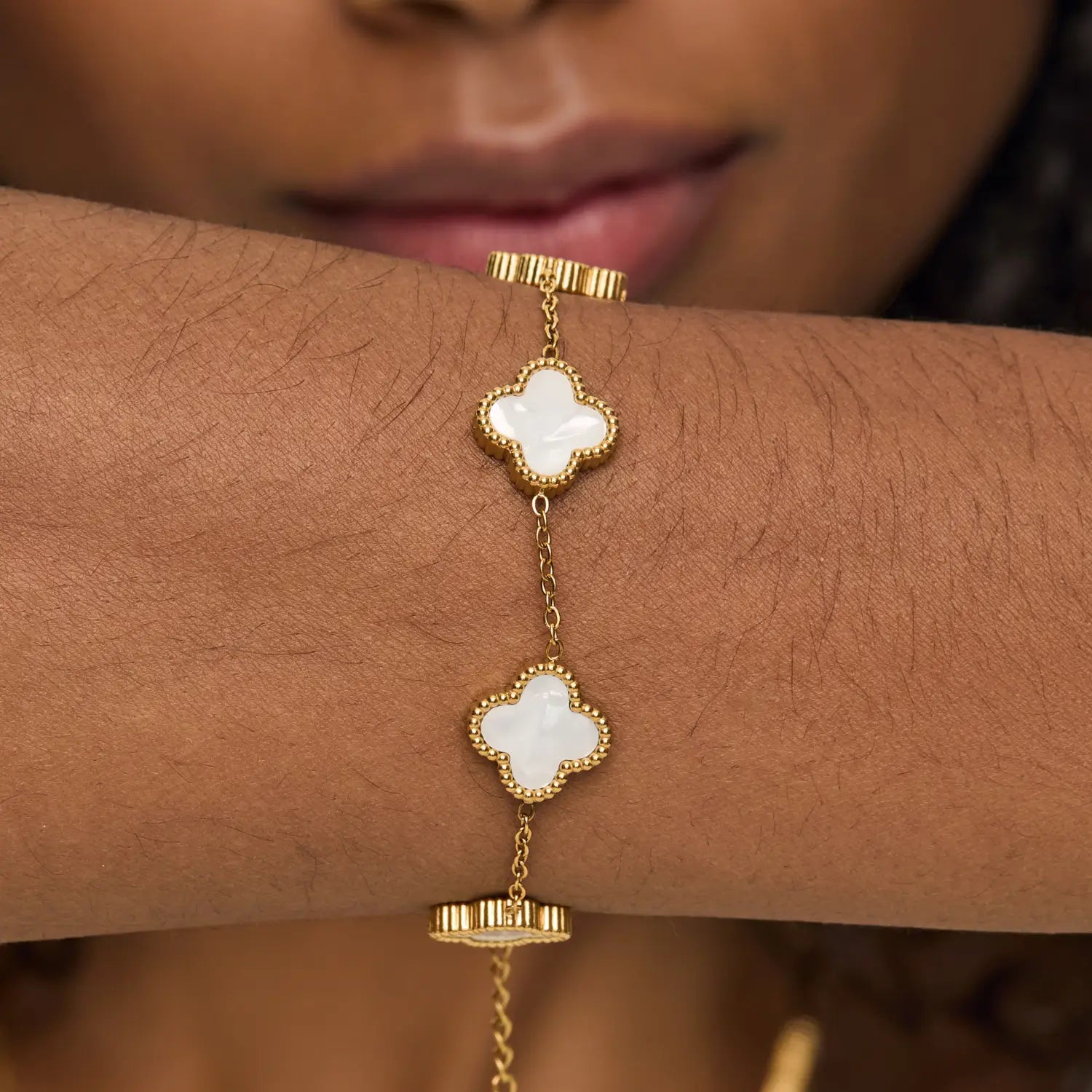 Pulseira Trevo Branco Banhado em Ouro 18k