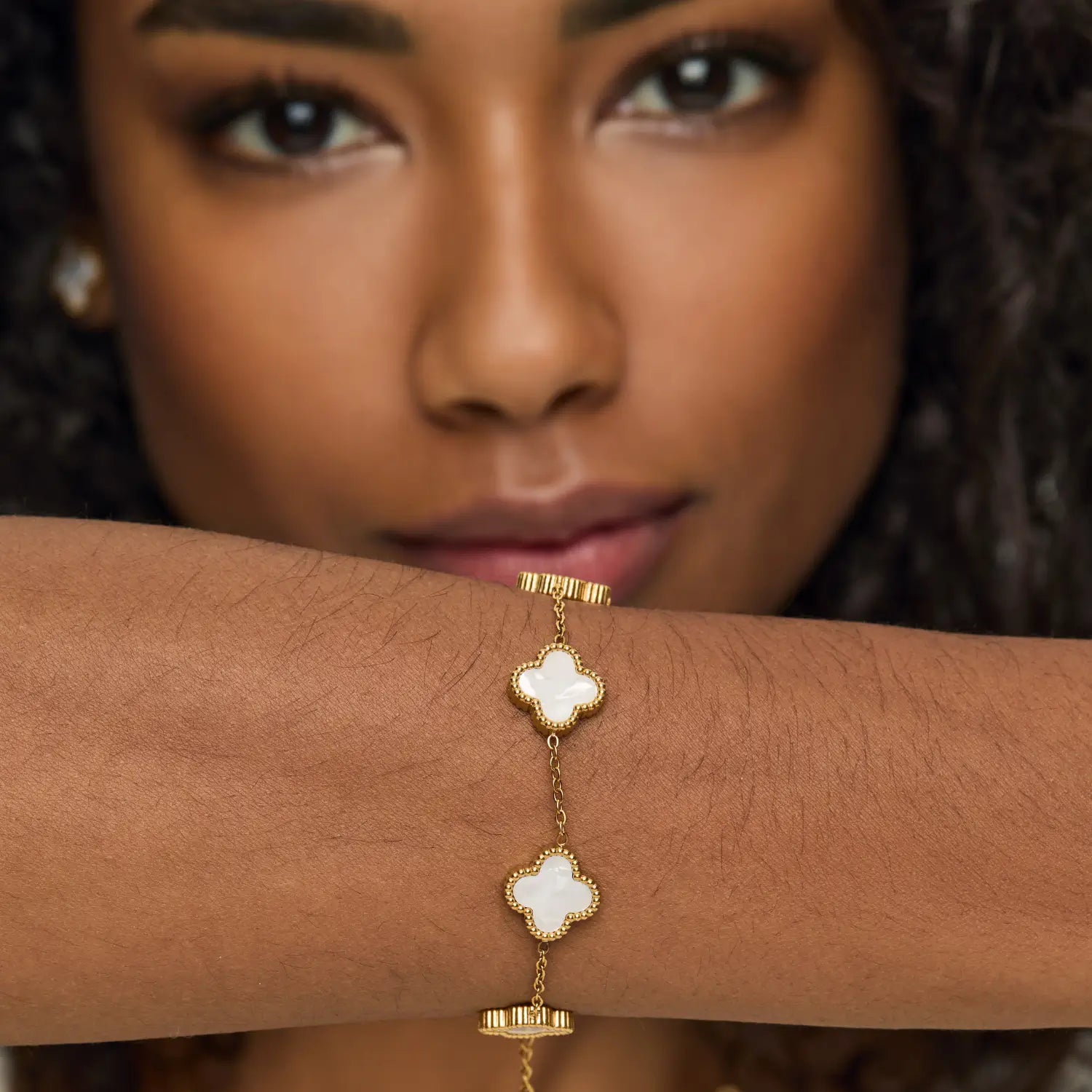 Pulseira Trevo Branco Banhado em Ouro 18k