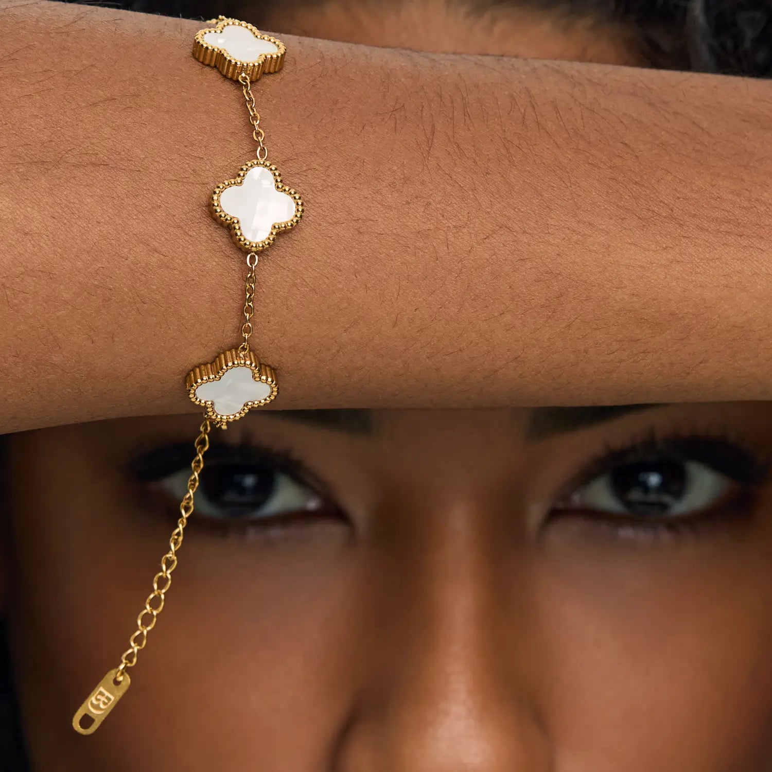 Pulseira Trevo Branco Banhado em Ouro 18k