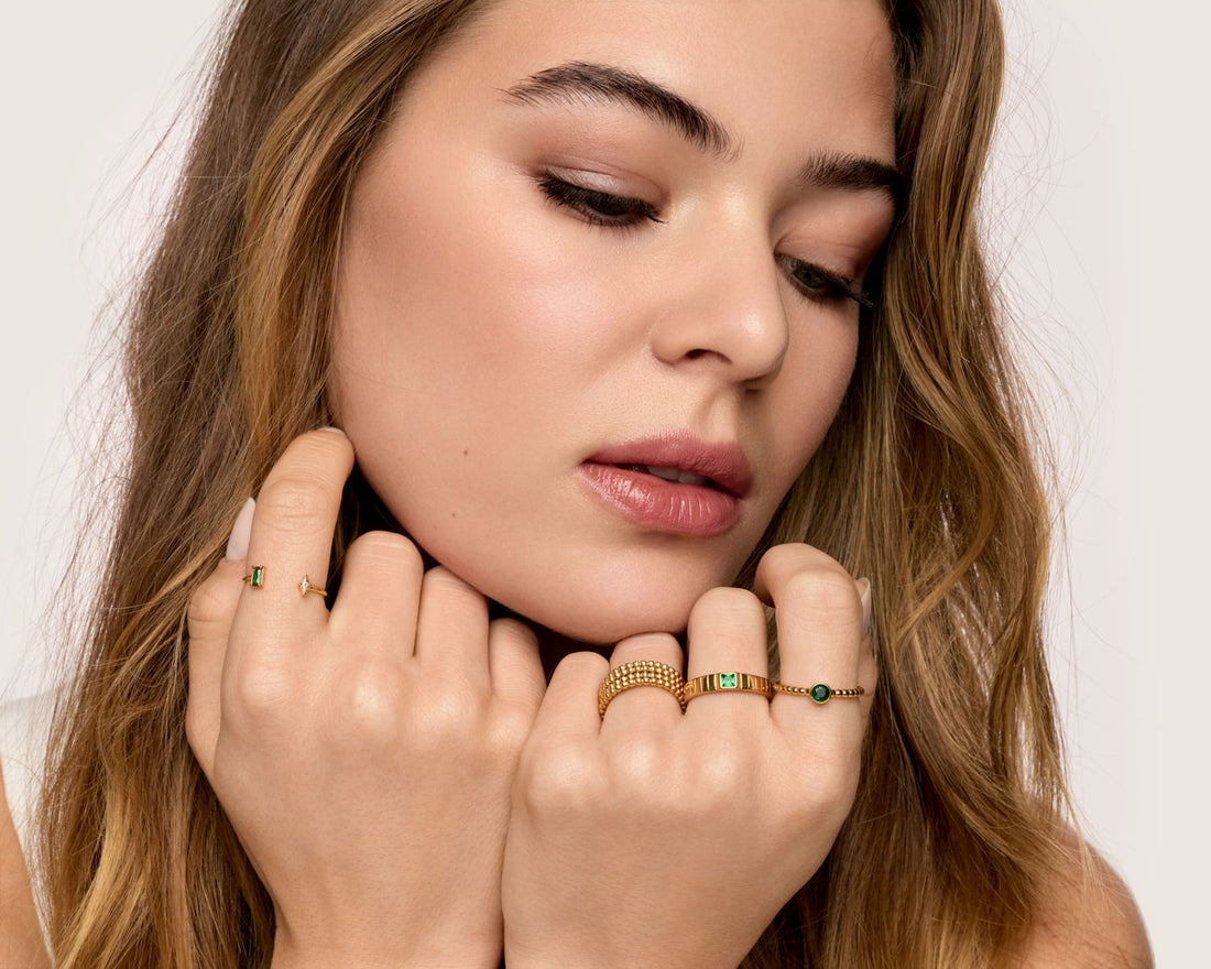 Anel Ponto Esmera Banhado em Ouro 18k