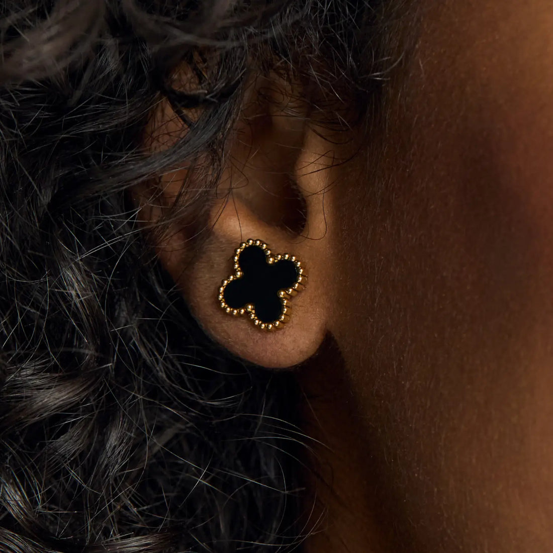 Brincos de Trevo Preto Banhado em Ouro 18k