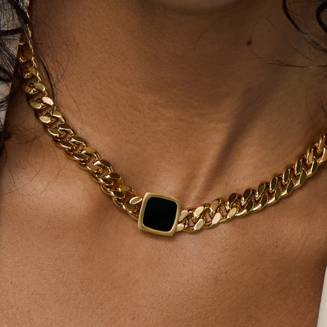 Colar com Pingente de Ônix Banhado em Ouro 18k