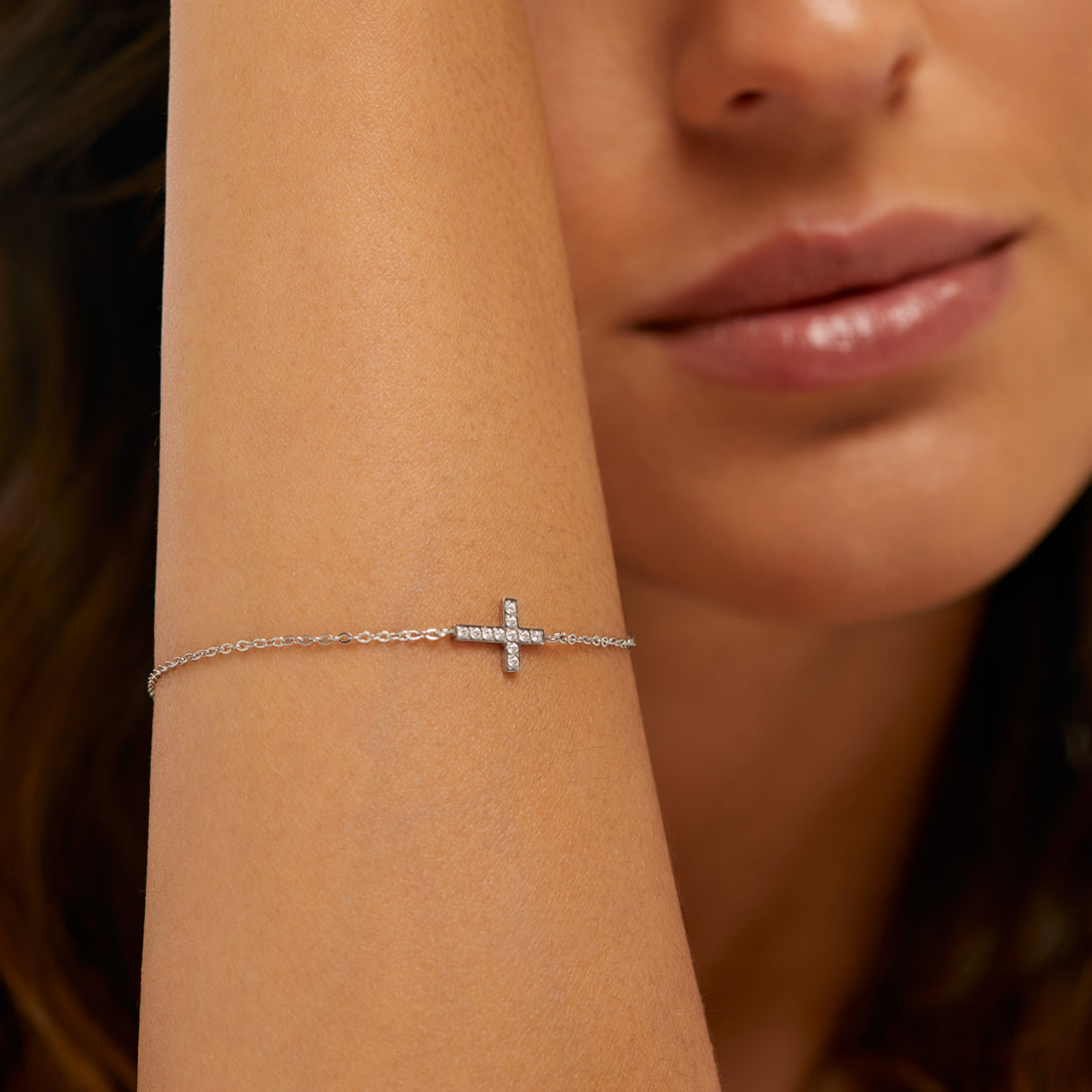 Pulseira Cruz com P. B. Banhada em Prata