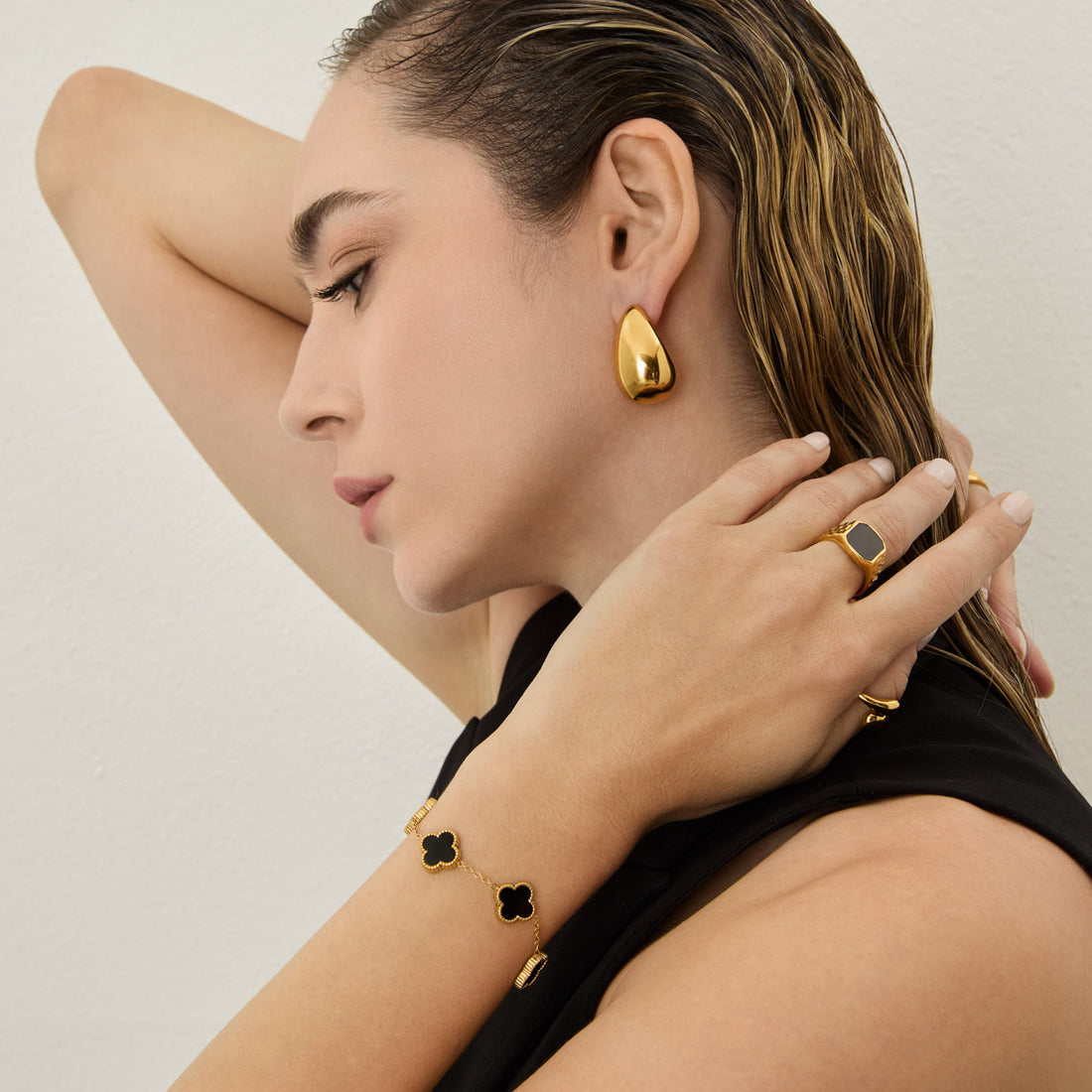 Pulseira Trevo Preto Banhado em Ouro 18k