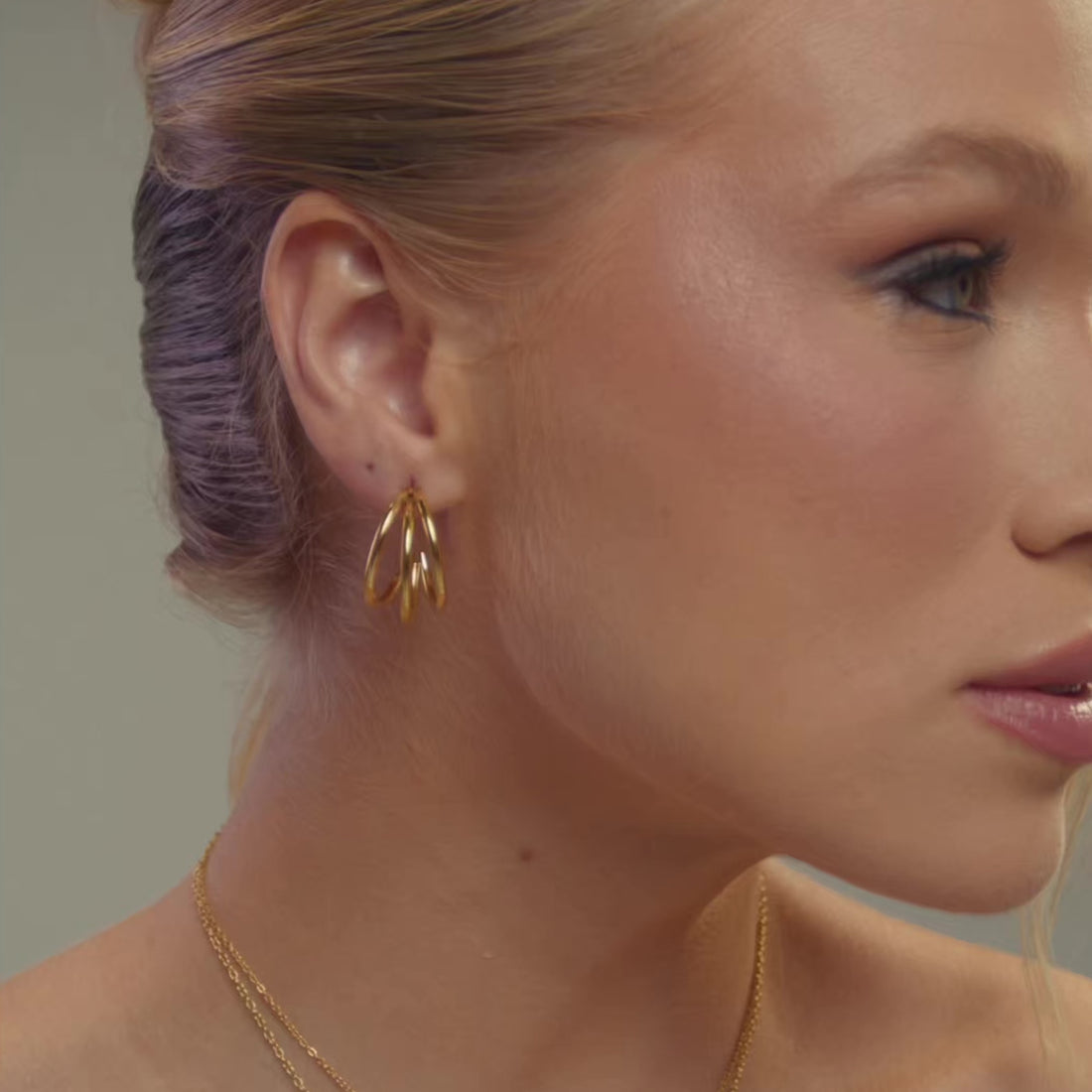 brincos curva dourada