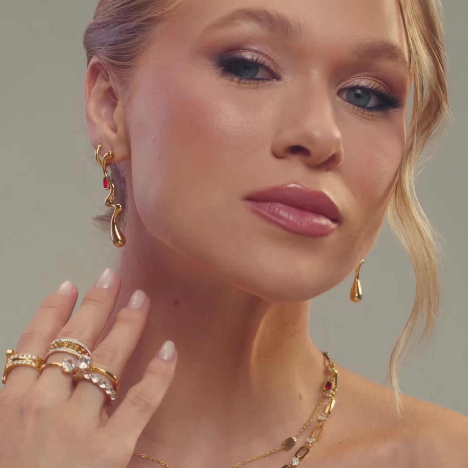 brincos rubí e brincos linhas curvadas