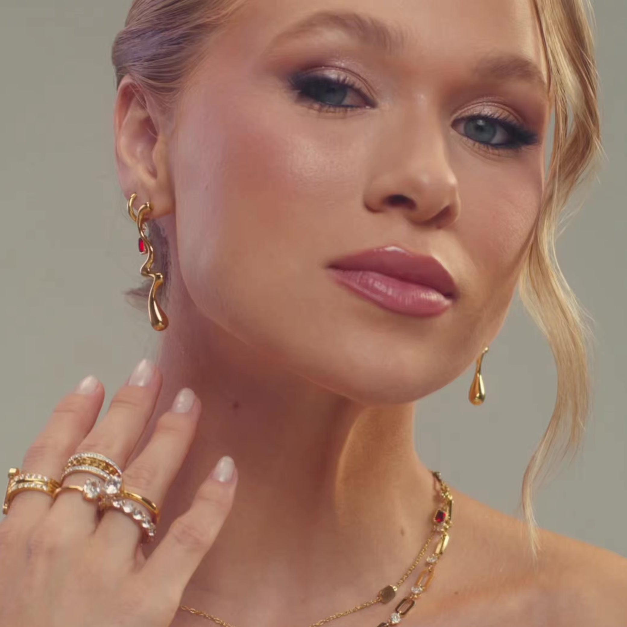 brincos rubí e brincos linhas curvadas